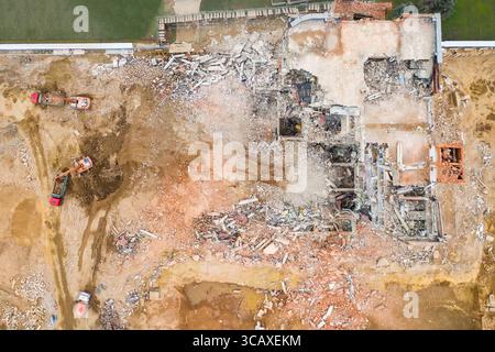 Luftaufnahme der Baustelle mit zerstörtem Industriegebäude und Baggern Stockfoto
