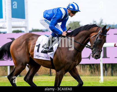 Qatar Goodwood Festival Meeting 2025 auf der Goodwood Racecourse, Chichester - Jockey Jim Crowley auf Mudbir - Tag 5 Samstag, 2. August 2025 Stockfoto