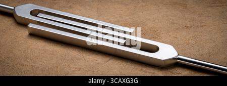 Stimmgabeln aus Metall, die zum Stimmspiel von Musikinstrumenten, zur Klangtherapie, zur Chakra-Heilung oder Entspannung verwendet werden Stockfoto