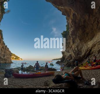 Dubrovnik, Kroatien - 12. September 2023: Touristen entspannen sich nach einer Kajaktour bei Sonnenuntergang und genießen den Strand und die wunderschöne Landschaft. Stockfoto