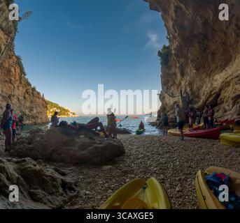 Dubrovnik, Kroatien - 12. September 2023: Die Menschen entspannen sich und bereiten sich auf eine Kajaktour bei Sonnenuntergang vor, bei der die Küste und die Höhlen in der Nähe von Dubrovnik erkundet werden. Stockfoto