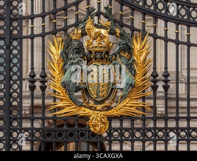 Eine Nahaufnahme des verzierten, vergoldeten Royal Wappens des Vereinigten Königreichs an den Haupttoren des Buckingham Palace in London, Großbritannien. Stockfoto