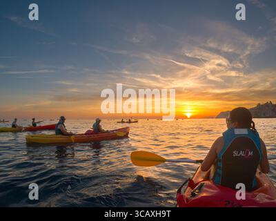Dubrovnik, Kroatien - 12. September 2023: Kajakfahrer genießen eine Tour bei Sonnenuntergang auf der Adria. Stockfoto
