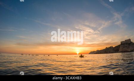 Dubrovnik, Kroatien - 12. September 2023: Kajakfahrer genießen eine Tour bei Sonnenuntergang in der Nähe der Insel Lokrum. Stockfoto