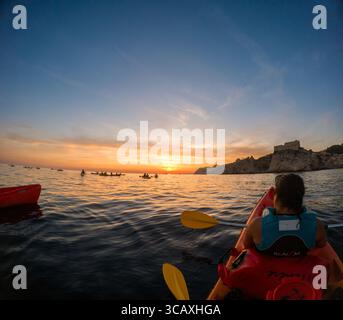 Dubrovnik, Kroatien - 12. September 2023: Kajakfahrer genießen eine Tour bei Sonnenuntergang in der Nähe von Dubrovnik. Stockfoto