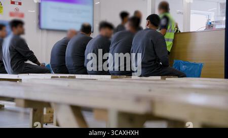 HINWEIS FÜR DIE REDAKTION: FILMMATERIAL IST AN DER QUELLE VERSCHWOMMEN. Screenshot aus dem Video des Innenministeriums der Grenzschutzbeamten, das die ersten kleinen Migranten verarbeitet, die im Rahmen des neuen britischen „One in, One Out“-Deals bei Western Jet Foil in Dover, Kent festgehalten wurden. Die Migranten, die am Tag der Inbetriebnahme des Pilotprogramms inhaftiert wurden, durchlaufen in den letzten 24 Stunden die ersten Phasen des Pilotprozesses für die Rückkehr zwischen Großbritannien und Frankreich, einschließlich der Erstbearbeitung, biometrischer und Sicherheitskontrollen sowie der Umsiedlung in das Abschiebungszentrum für Einwanderer, um auf ihre Rückkehr nach Frankreich zu warten. Bilddatum: Donnerstag, 7. August, Stockfoto