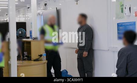 HINWEIS FÜR DIE REDAKTION: FILMMATERIAL IST AN DER QUELLE VERSCHWOMMEN. Screenshot aus dem Video des Innenministeriums der Grenzschutzbeamten, das die ersten kleinen Migranten verarbeitet, die im Rahmen des neuen britischen „One in, One Out“-Deals bei Western Jet Foil in Dover, Kent festgehalten wurden. Die Migranten, die am Tag der Inbetriebnahme des Pilotprogramms inhaftiert wurden, durchlaufen in den letzten 24 Stunden die ersten Phasen des Pilotprozesses für die Rückkehr zwischen Großbritannien und Frankreich, einschließlich der Erstbearbeitung, biometrischer und Sicherheitskontrollen sowie der Umsiedlung in das Abschiebungszentrum für Einwanderer, um auf ihre Rückkehr nach Frankreich zu warten. Bilddatum: Donnerstag, 7. August, Stockfoto