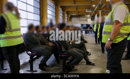 HINWEIS FÜR DIE REDAKTION: FILMMATERIAL IST AN DER QUELLE VERSCHWOMMEN. Screenshot aus dem Video des Innenministeriums der Grenzschutzbeamten, das die ersten kleinen Migranten verarbeitet, die im Rahmen des neuen britischen „One in, One Out“-Deals im Manston Immigration Processing Centre in Manston, Kent, festgehalten wurden. Die Migranten, die am Tag der Inbetriebnahme des Pilotprogramms inhaftiert wurden, durchlaufen in den letzten 24 Stunden die ersten Phasen des Pilotprozesses für die Rückkehr zwischen Großbritannien und Frankreich, einschließlich der Erstbearbeitung, biometrischer und Sicherheitskontrollen sowie der Umsiedlung in das Abschiebungszentrum für Einwanderer, um auf ihre Rückkehr nach Frankreich zu warten. Bild Stockfoto