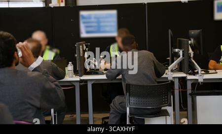 HINWEIS FÜR DIE REDAKTION: FILMMATERIAL IST AN DER QUELLE VERSCHWOMMEN. Screenshot aus dem Video des Innenministeriums der Grenzschutzbeamten, das die ersten kleinen Migranten verarbeitet, die im Rahmen des neuen britischen „One in, One Out“-Deals im Manston Immigration Processing Centre in Manston, Kent, festgehalten wurden. Die Migranten, die am Tag der Inbetriebnahme des Pilotprogramms inhaftiert wurden, durchlaufen in den letzten 24 Stunden die ersten Phasen des Pilotprozesses für die Rückkehr zwischen Großbritannien und Frankreich, einschließlich der Erstbearbeitung, biometrischer und Sicherheitskontrollen sowie der Umsiedlung in das Abschiebungszentrum für Einwanderer, um auf ihre Rückkehr nach Frankreich zu warten. Bild Stockfoto