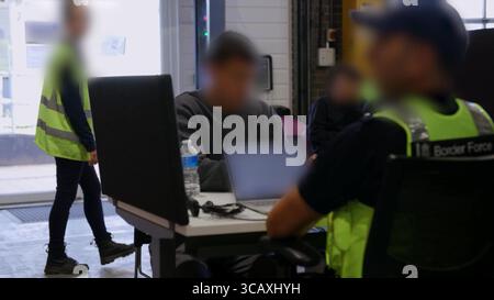 HINWEIS FÜR DIE REDAKTION: FILMMATERIAL IST AN DER QUELLE VERSCHWOMMEN. Screenshot aus dem Video des Innenministeriums der Grenzschutzbeamten, das die ersten kleinen Migranten verarbeitet, die im Rahmen des neuen britischen „One in, One Out“-Deals im Manston Immigration Processing Centre in Manston, Kent, festgehalten wurden. Die Migranten, die am Tag der Inbetriebnahme des Pilotprogramms inhaftiert wurden, durchlaufen in den letzten 24 Stunden die ersten Phasen des Pilotprozesses für die Rückkehr zwischen Großbritannien und Frankreich, einschließlich der Erstbearbeitung, biometrischer und Sicherheitskontrollen sowie der Umsiedlung in das Abschiebungszentrum für Einwanderer, um auf ihre Rückkehr nach Frankreich zu warten. Bild Stockfoto