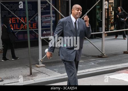 Geschäftsmann Multitasking am Telefon im geschäftigen Stadtleben. Stockfoto