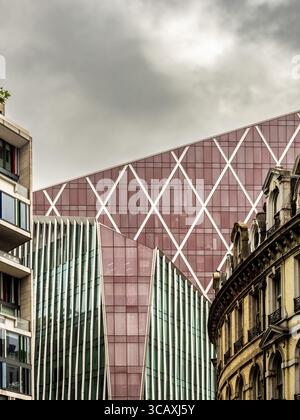 Ein beeindruckender architektonischer Kontrast zwischen alten viktorianischen Gebäuden und neuen, modernen Glashochhäusern im Victoria-Viertel von London, Großbritannien. Stockfoto