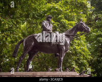 Die Reiterstatue von Marschall Ferdinand Foch, eine Gedenkstätte für den Kommandeur des Ersten Weltkriegs, befindet sich in Grosvenor Gardens, London, Großbritannien. Stockfoto