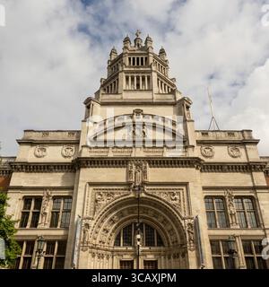Die prächtige viktorianische und edwardianische Fassade des Victoria and Albert Museum (V&A), des weltweit führenden Kunst- und Designmuseums in London. Stockfoto