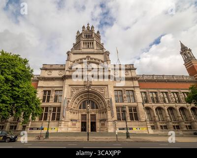 Blick auf Straßenebene auf den großen Haupteingang des Victoria and Albert Museum (V&A) an der Cromwell Road in South Kensington, London, Großbritannien. Stockfoto