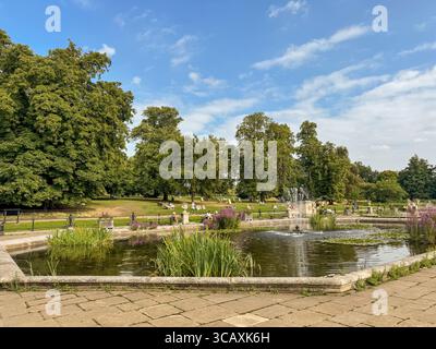 Ein malerischer Blick auf die formellen Teiche und Brunnen der historischen italienischen Gärten an einem schönen Sommertag im Hyde Park, London, Großbritannien. Stockfoto