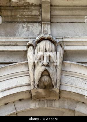 Eine detaillierte Nahaufnahme einer gemeißelten Steinfassade auf dem historischen Pumpenhaus in den Italian Gardens, in den Kensington Gardens, London, Großbritannien. Stockfoto