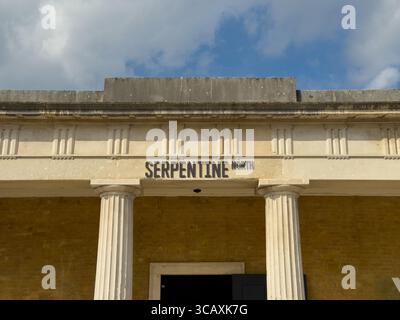 Nahaufnahme des Schilds „Serpentine North“ im klassizistischen Gebäude der Klasse II in Kensington Gardens, London, Großbritannien. Stockfoto