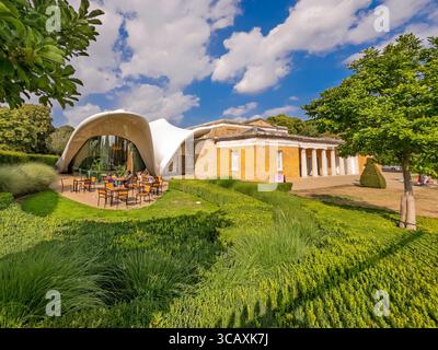 Die moderne Erweiterung der Serpentine North Gallery, einem von Zaha Hadid Architects entworfenen Gebäude, in Kensington Gardens, London, Großbritannien. Stockfoto