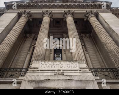Der große neoklassizistische Eingang des ehemaligen Geological Survey and Museum Gebäudes an der Exhibition Road, South Kensington, London, Großbritannien. Stockfoto