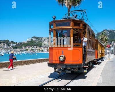 Straßenbahn am Meer in Port de Soller, Mallorca, Spanien. Stockfoto