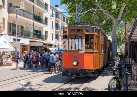 Eine Menschenmenge wartet auf die Straßenbahn in Port de Soller, Mallorca, Spanien. Stockfoto