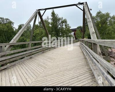 Eine hölzerne Brücke über Nautelankoski Stromschnellen in Turku, Finnland. Stockfoto