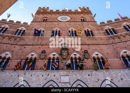Die Contrada-Flaggen Hängen Während Des Palio, Siena, Toskana, Italien, Im Palazzo Pubblico. Stockfoto
