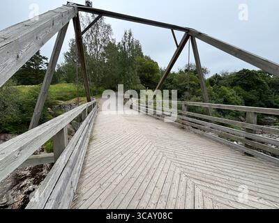 Eine hölzerne Brücke über Nautelankoski Stromschnellen in Turku, Finnland. Stockfoto