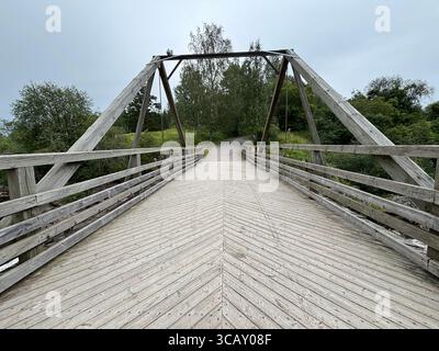 Eine hölzerne Brücke über Nautelankoski Stromschnellen in Turku, Finnland. Stockfoto