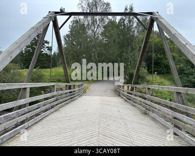Eine hölzerne Brücke über Nautelankoski Stromschnellen in Turku, Finnland. Stockfoto