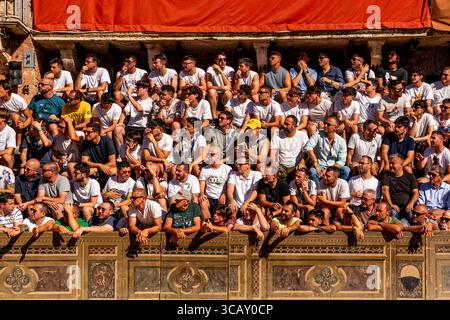 Sieneser warten auf den Beginn Eines morgendlichen Trial Race während der vier Tage des Palio, Siena, Toskana, Italien. Stockfoto