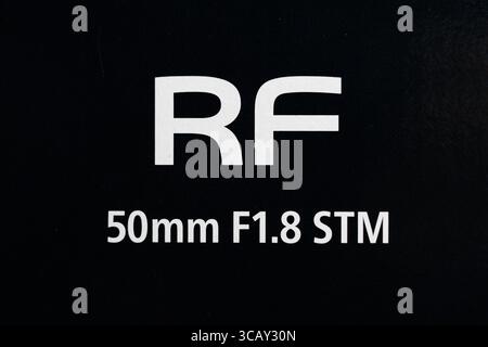 Eine Nahaufnahme der Seite eines 50-mm-Objektivträgers für Canon HF-Kameras, fotografiert in Alcoy, Spanien, am 6. August 2025 Stockfoto