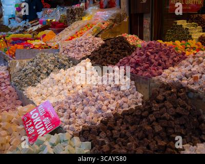 Bunte türkische Delikatessen und Süßigkeiten auf einem traditionellen Markt in Istanbul, Türkei Stockfoto