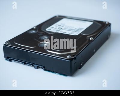 Nahaufnahme einer 3,5-Zoll-Toshiba SATA-Festplatte zur Datenspeicherung und Hardwareverwendung Stockfoto