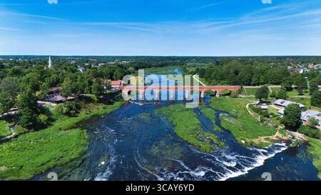 Blick aus der Vogelperspektive auf Kuldīga und die historische Brücke aus roten Ziegeln über den Fluss Venta - Lettland Sommerlandschaft Stockfoto