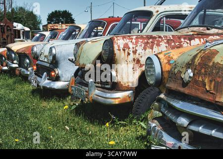 Eine Reihe rostiger alter Moskvichs - Retro Automotive Decay Stockfoto