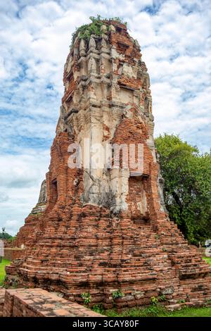 Archäologische Überreste einer Stupa am Wat Phra RAM buddhistischen Tempel in Ayutthaya, Thailand Stockfoto
