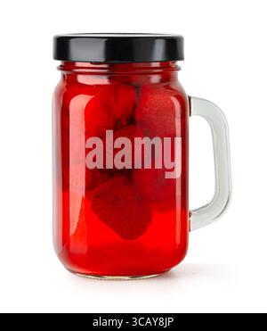 Reife rote Erdbeeren, in Sirup konserviert, in einem Glasgefäß mit Griff und schwarzem Deckel, isoliert auf weißem Hintergrund Stockfoto