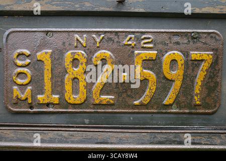 Bad Bentheim, Deutschland 13. Juli 2025 Ein rostiges New Yorker Autokennzeichen aus dem Jahr 1942. Das goldgelbe der Buchstaben ist noch sichtbar. Das b Stockfoto