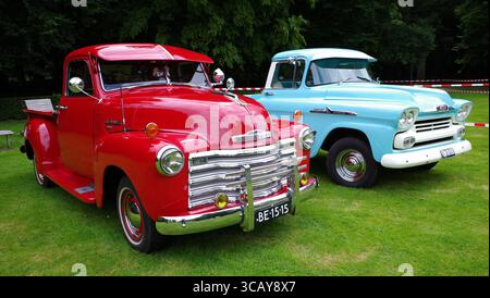 Bad Bentheim, Deutschland 13. Juli 2025 zwei wunderschön restaurierte Chevrolet-Pickup-Trucks bei einem Oldtimer-Treffen. Der rote ist von 1953, der blaue Stockfoto
