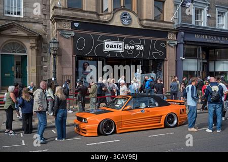 Fans stehen vor dem offiziellen Merchandise Store der Oasis Band in 89 George Street, Edinburgh, Schottland, Großbritannien. Stockfoto