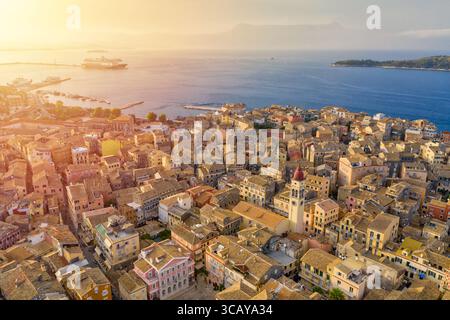 Drohnenblick auf das Stadtzentrum von Kerkyra und den Hafen bei Sonnenuntergang. Korfu, Griechenland Stockfoto