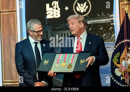 Präsident Donald J. Trump hält eine Gedenkbox mit den Gold-, Silber- und Bronzemedaillen für die Olympischen und Paralympischen Spiele 2028 in Los Angeles während einer Zeremonie im Andrew W. Mellon Auditorium in Washington, D.C. am 5. August 2025. Trump erhielt die Medaillen im Rahmen des Starts der Task Force des Weißen Hauses für die LA28. Bild mit freundlicher Genehmigung des Weißen Hauses. Stockfoto