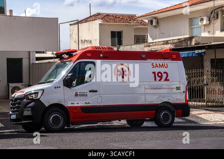 Marilia, Sao Paulo, Brasilien, 12. April 2025. SAMU, brasilianischer Rettungsdienst, Krankenwagen-Parkplatz in Marilia Stadt. Notfall-Pflegefahrzeug Stockfoto