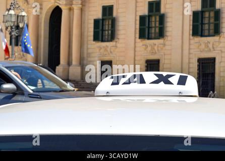 Valletta, Malta - 3. August 2023: Schild auf dem Dach eines Taxis im Stadtzentrum. Stockfoto
