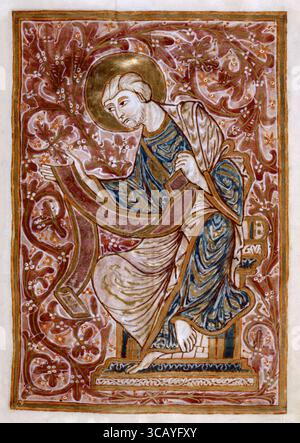 Historische Illustrationskunstwerke des heiligen Johannes des Evangelisten, der eine Rolle schrieb, eingerahmt in Gold vor einem leuchtend violetten und roten Hintergrund. Aus einem erleuchteten Manuskript aus dem 10. Jahrhundert. Aufgeführt im Census of Medieval and Renaissance Manuskripte in den Vereinigten Staaten und Kanada von Seymour de Ricci. Um 950. Stockfoto