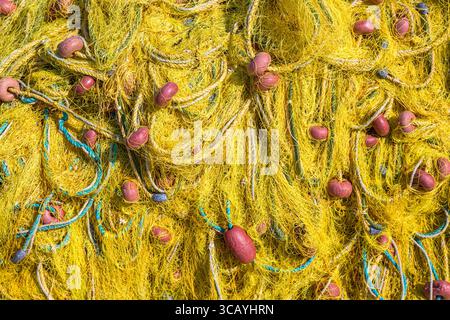 Makrobild eines alten gelben Fischernetzes Stockfoto