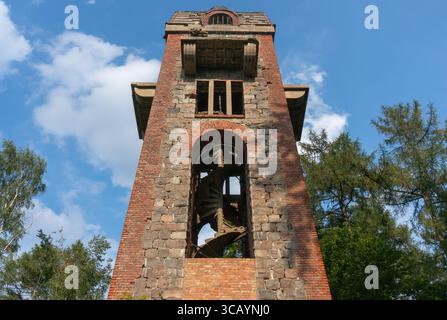 Ruine des Bismarckturms (Wieża Bismarcka), Nahansicht. Świdwin, Polen. Stockfoto