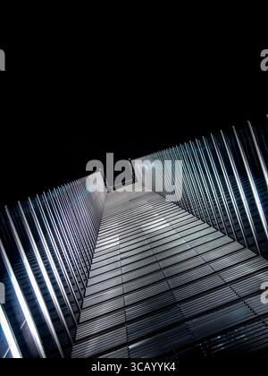 Tallinn, Estland – 16. Oktober 2009: Zeitgenössischer Wolkenkratzer, fotografiert vom Boden aus, mit geometrischer metallischer Fassade und Dramati Stockfoto